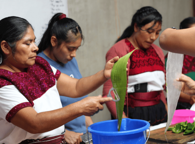 Women eating well in Bayalemó